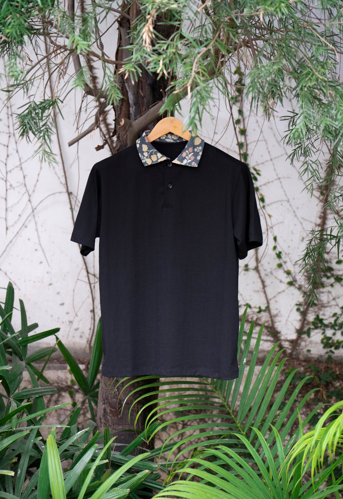 Black with printed collar - Men's Polo T-shirt